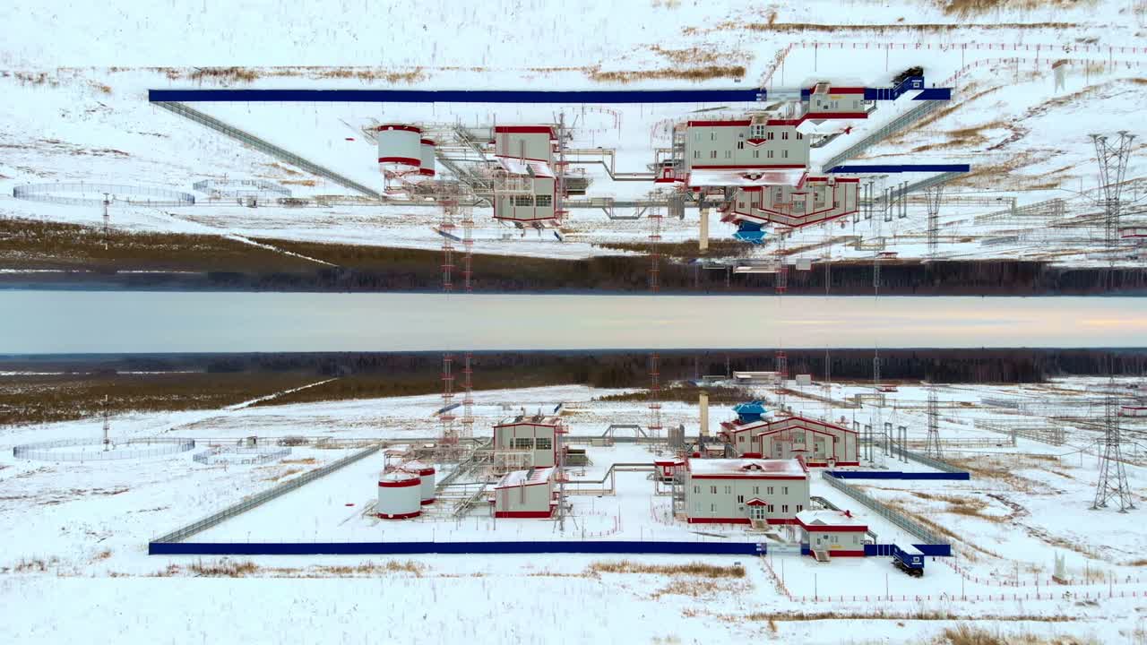 un dron vuela sobre una central eléctrica de turbina de gas en invierno. varobatka de electricidad a partir de gas natural en los países del norte con un clima duro. el efecto de la reflexión y dos mundos. industrial