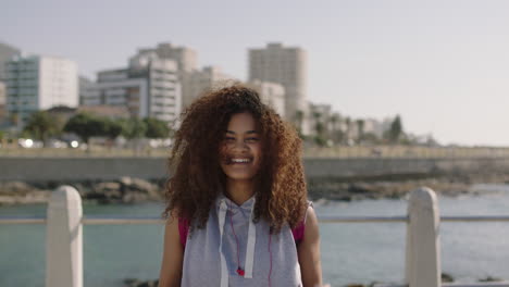 Porträt-Einer-Schönen-Frau-Mit-Afro-Haaren,-Die-Fröhlich-Am-Strand-Lacht