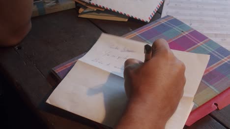 un hombre escribiendo sus pensamientos en papel con su lápiz