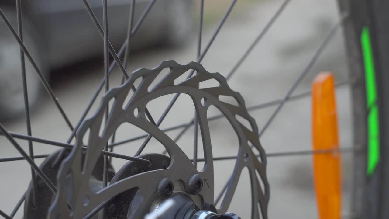 rueda giratoria de la bicicleta. en la estaca el disco de freno gira. mecanismo de freno. viaje
