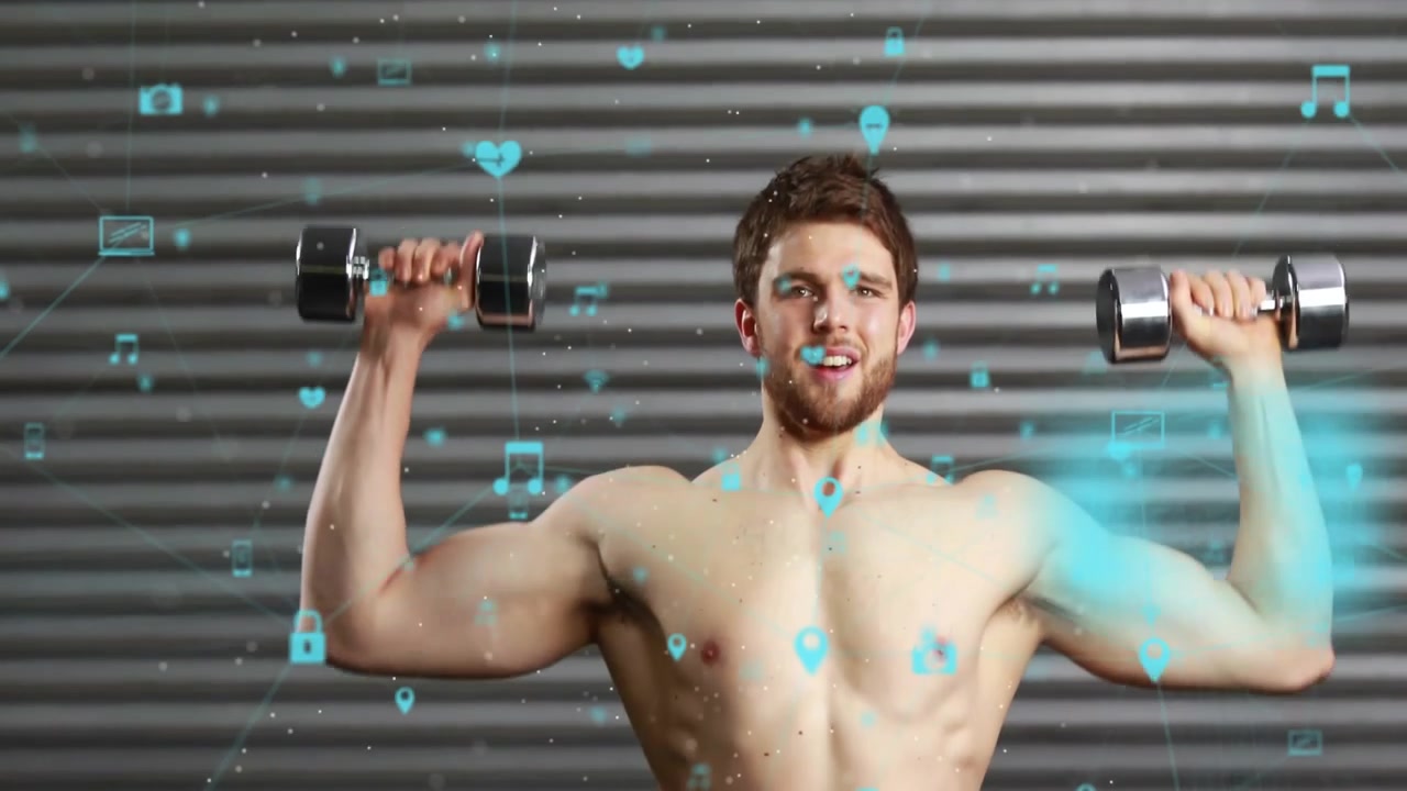 Uomo a torso nudo che espira e spinge manubri sopra la testa davanti a una parete con icone fitness che monitorano le ripetizioni.