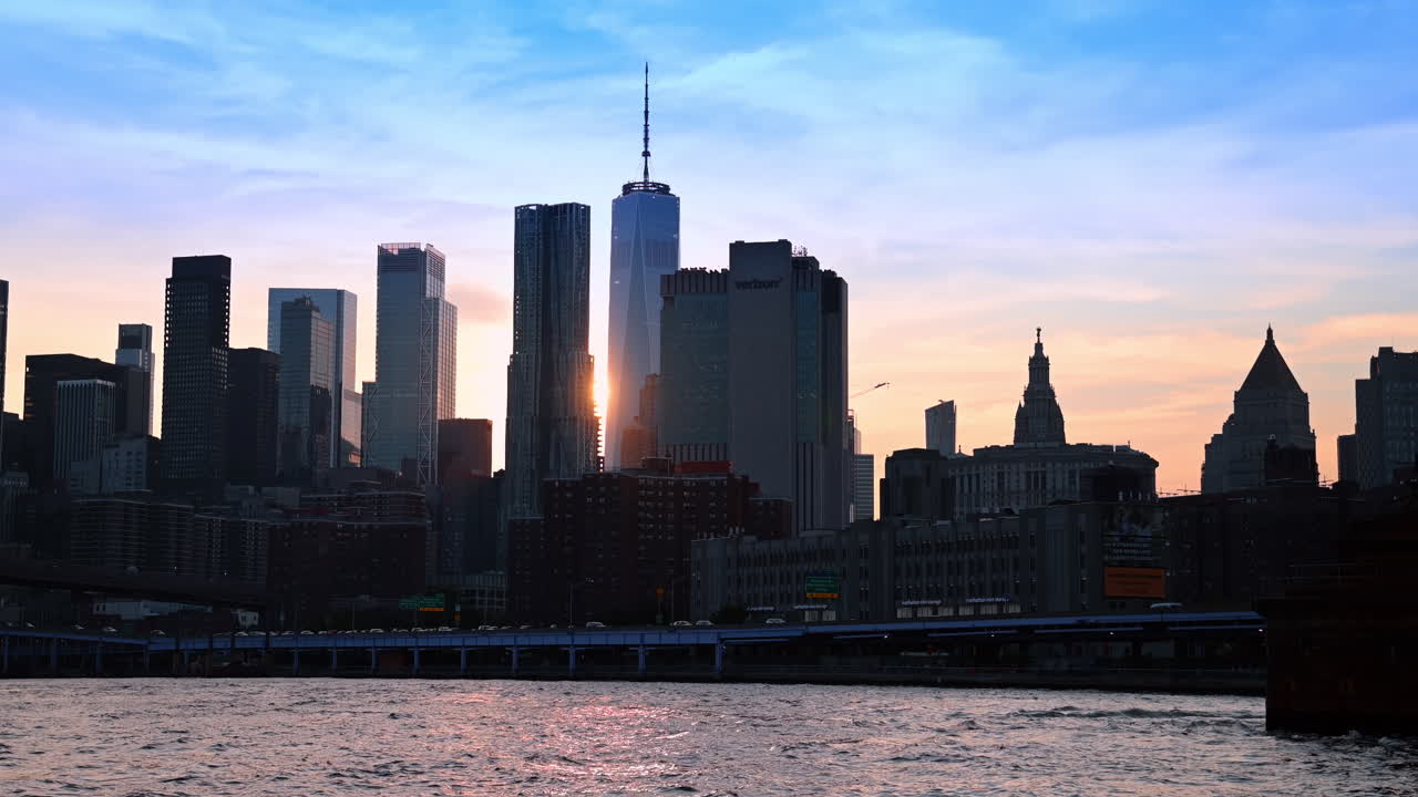 New York, USA, 8 agosto 2025: skyline di Lower Manhattan durante il tramonto. La calda luce del tramonto illumina lo skyline di Lower Manhattan lungo l’East River