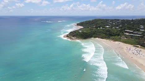 Luftaufnahme-Des-Zylinderstrandes-Mit-Blauem-Meer-Und-Wellen-Im-Sommer---Deadmans-Headland-Reserve-In-Point-Lookout,-Qld,-Australien