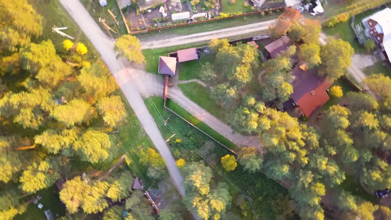vista aérea de una casa de campo y la propiedad circundante
