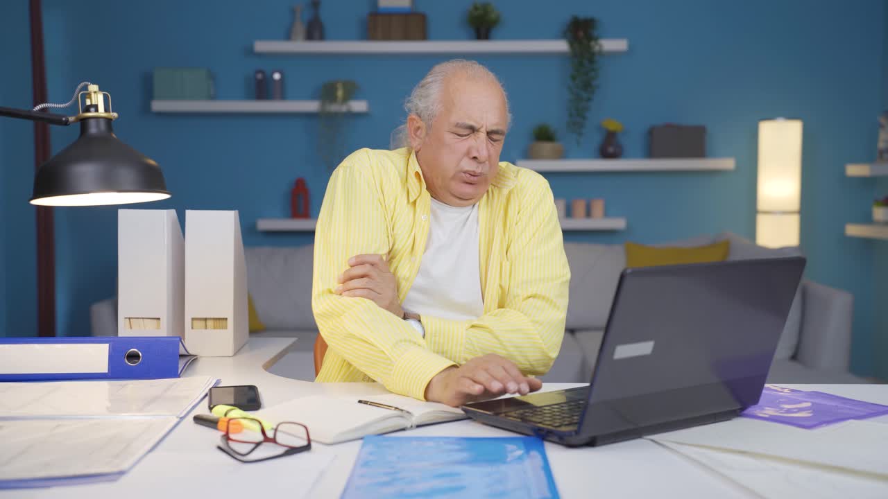 Anziano in smart working infreddolito