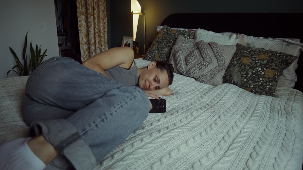 고통 속 에 침대 에 누워 있는 여자