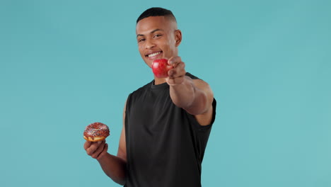 manzana, rosquilla y elección con cara de hombre en el estudio