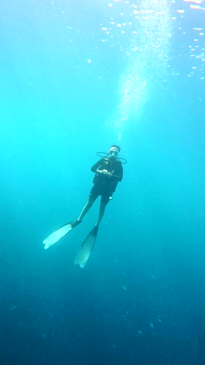 Mergulhador no mar azul profundo
