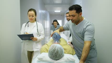 Doctores-Empujando-Al-Paciente-De-Emergencia-En-La-Camilla