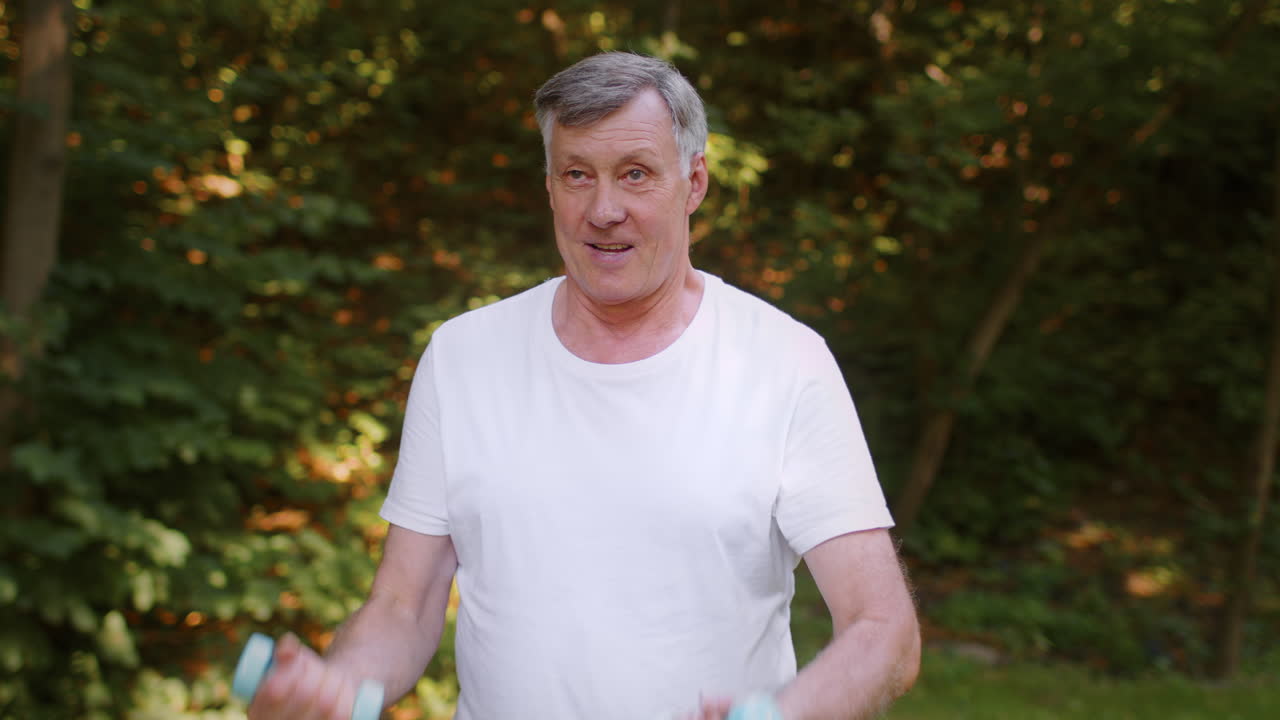 덤벨 을 사용 하여 야외 에서 운동 하는 노인