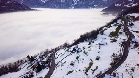 Camino-Con-Curvas-Conduce-A-Una-Gran-Nube-De-Niebla