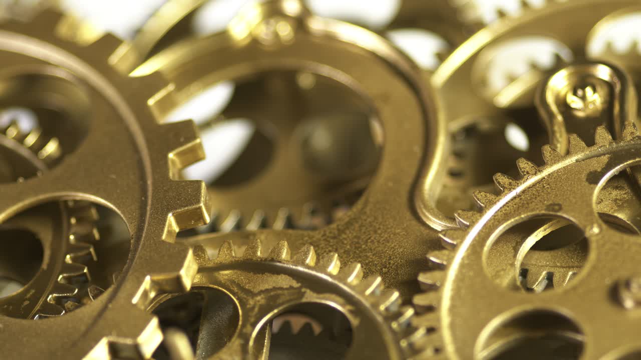 viejos engranajes dorados girando en el mecanismo de trabajo