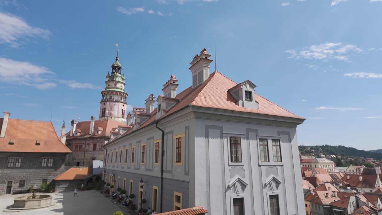Establishing shot of Český Krumlov Castle Tower, Czechia, highlighting its medieval architecture and scenic surroundings