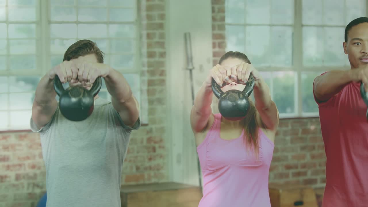 Animering av en linsreflex över kaukasiska vänner som tränar med kettlebells och klappar i händerna på gymmet