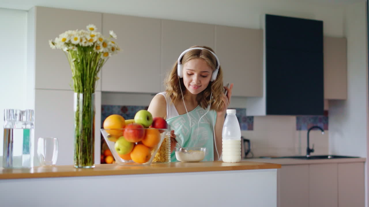 아침 에 옥수수 어리 를 먹는 행복 한 여자
