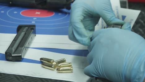 alimentación manual de balas de 9 mm en el cargador de pistola para el campo de tiro