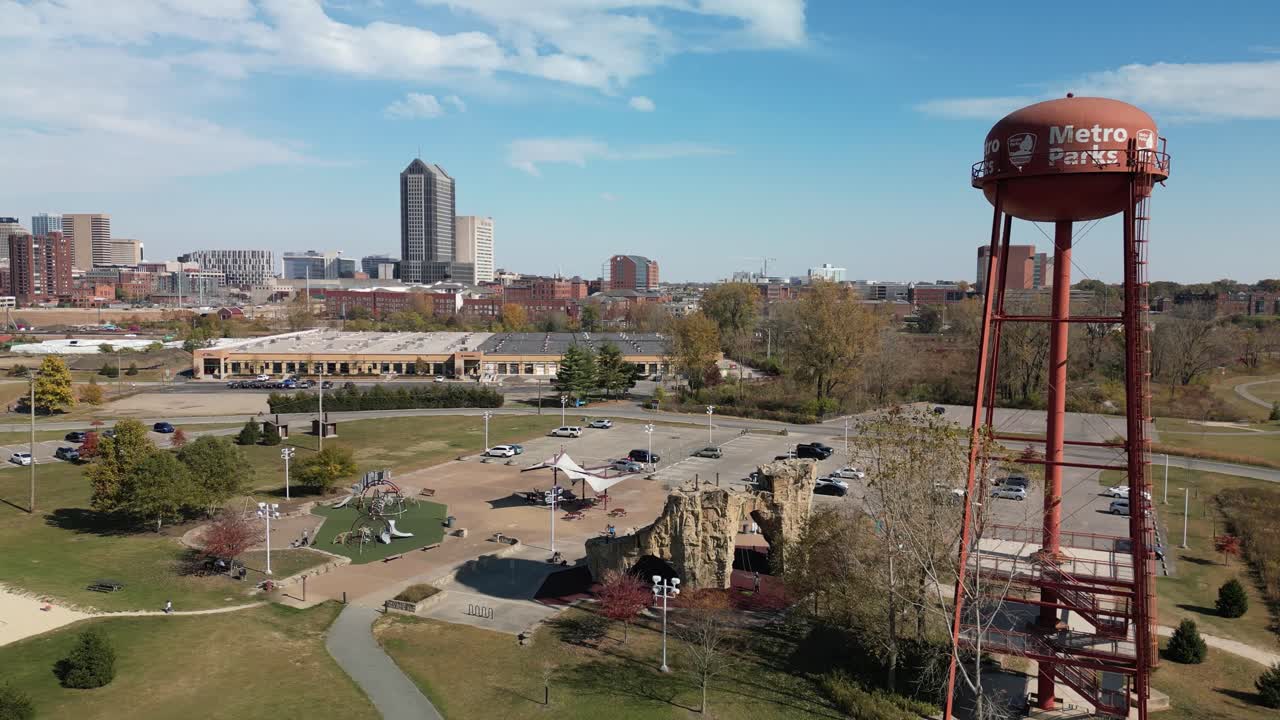vista aérea del parque de metro scioto audobon con el paisaje del centro de la ciudad, columbus, ohio - dron 4k