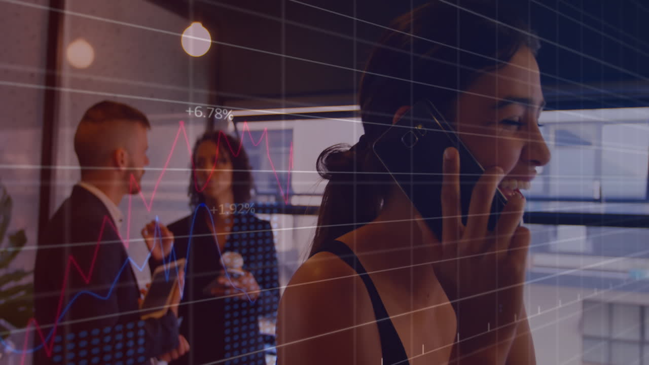 animación de múltiples gráficos con números cambiantes, riendo mujer caucásica hablando por teléfono celular
