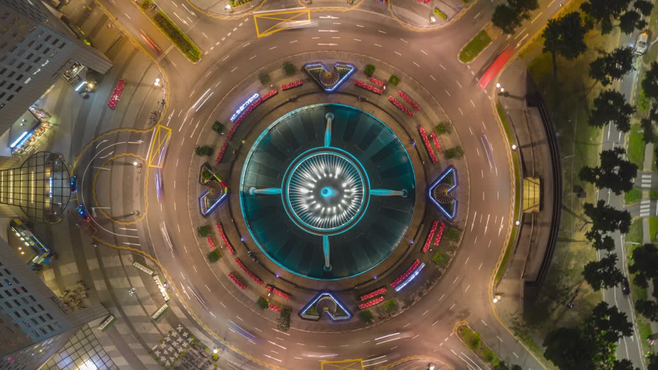4k, hyperlapse tráfico vista superior volar sobre el distrito financiero de singapur con rascacielos. fuente de riqueza en la ciudad de suntec en singapur. círculo de tráfico en el centro de negocios.
