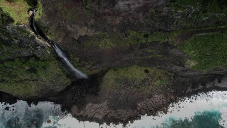 Madeira-Véu-Da-Noiva-Mirador-Vista-Aérea-Descendiendo-Acantilado-Escarpado-Cascada-En-Cascada-Hacia-La-Orilla-Del-Océano-Atlántico