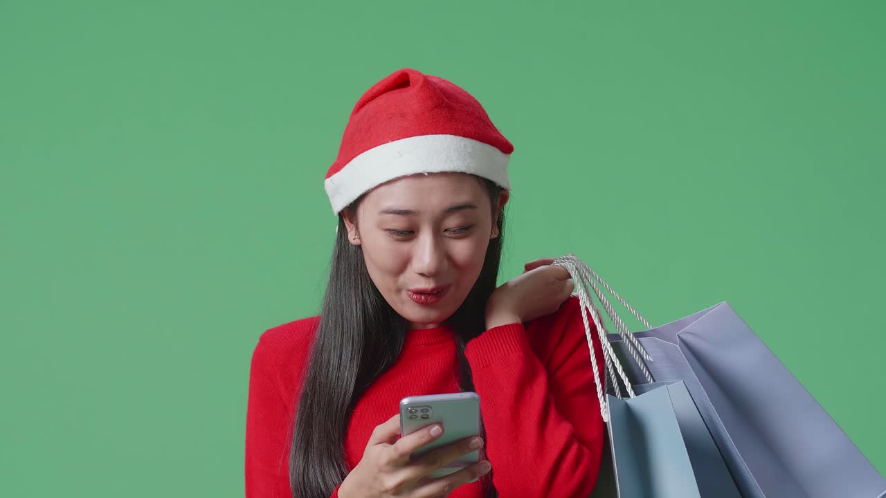 mujer emocionada comprando en línea en navidad