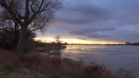 Toma-De-Establecimiento-Del-Río-Platte-En-Luz-Dorada-En-El-Centro-De-Nebraska,-Cerca-De-Kearney-3