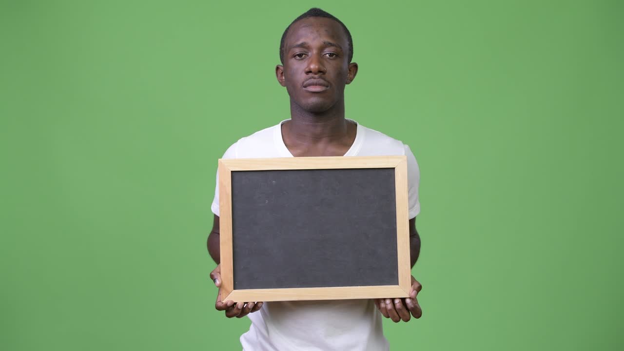 joven africano mostrando la pizarra