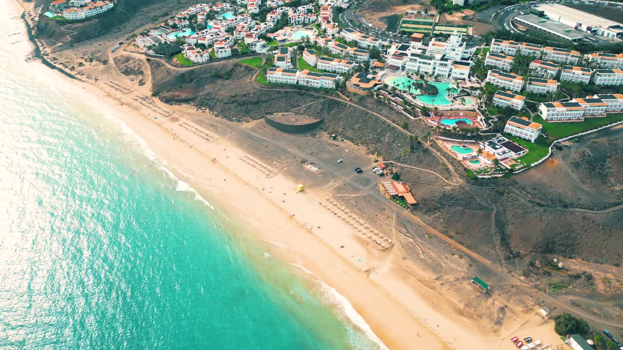 vista aérea de un hotel de lujo a lo largo de la costa hotel princesa fuerteventura, islas canarias, españa