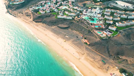 Vista-Aérea-De-Un-Hotel-De-Lujo-A-Lo-Largo-De-La-Costa-Hotel-Princess-Fuerteventura,-Islas-Canarias,-España