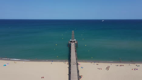 Ponton-Puerto-Leucate-Toma-Aérea-Playa-De-Arena-Vista-Aérea-Del-Mar-Mediterráneo