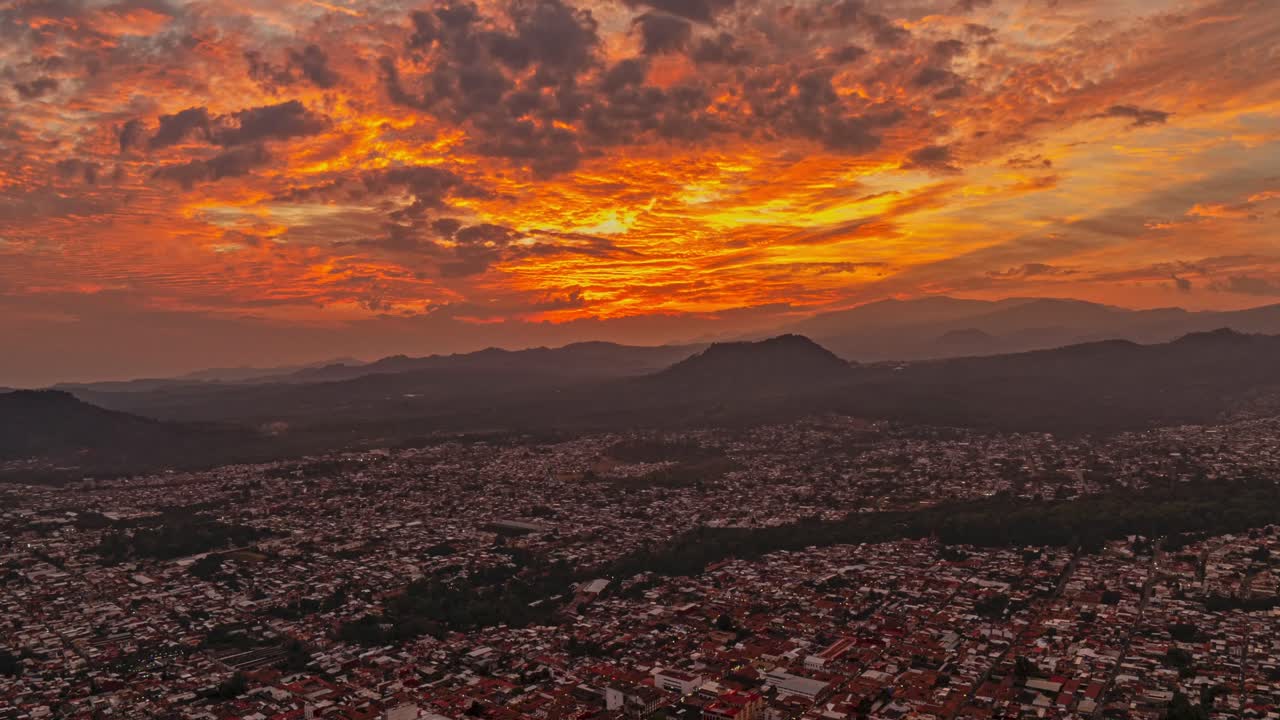 미초아칸 주 우루아판의 해가 지는 장면에서 드론: 타임스 도리