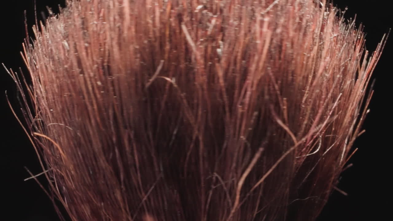 얼굴 메이크업 에 사용 된 오래된 화장품 브러시 의 긴 털