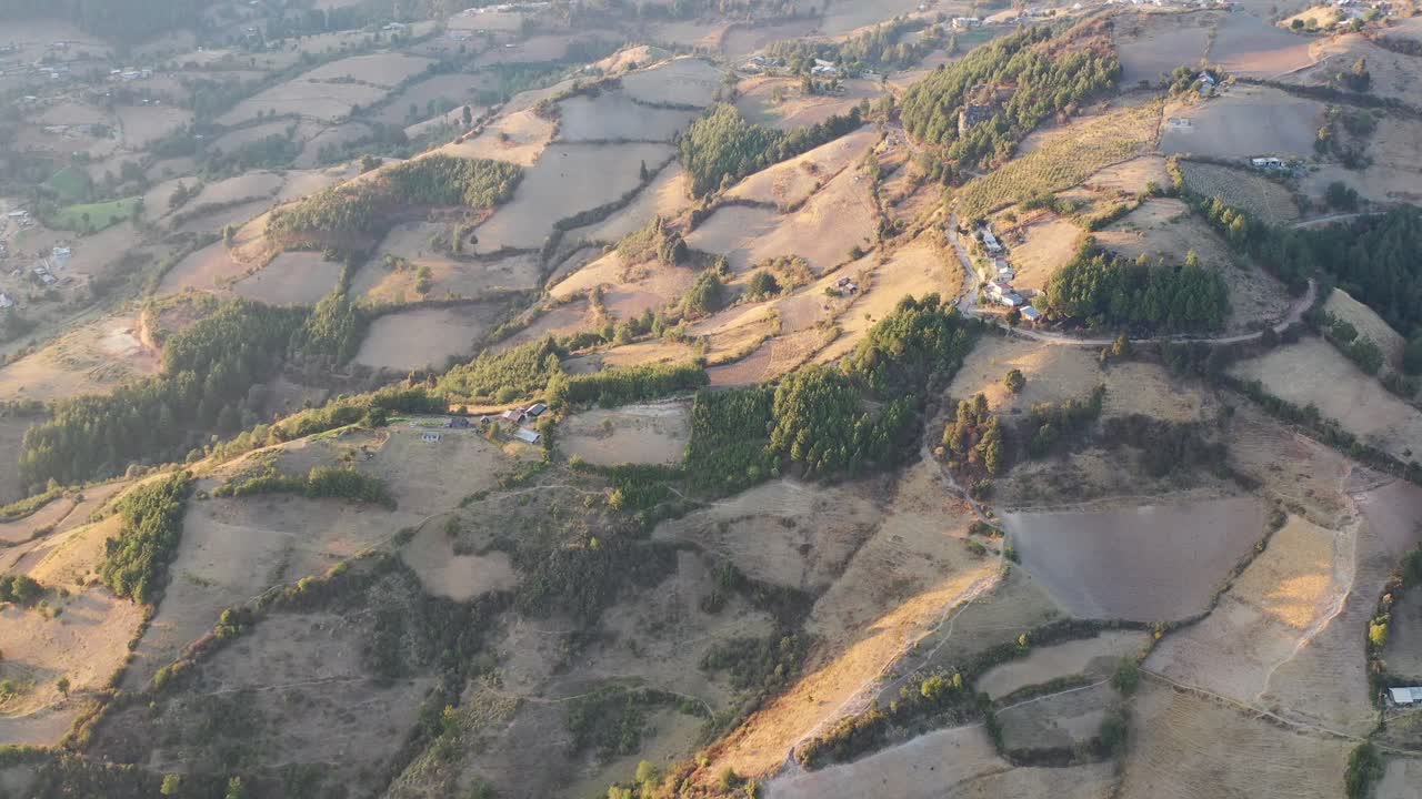 imágenes aéreas de drones de montañas durante la puesta de sol de el rosario, michoacán, méxico