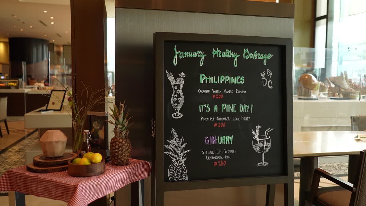 un restaurante con frutas de ambiente tropical con un menú buffet de comida