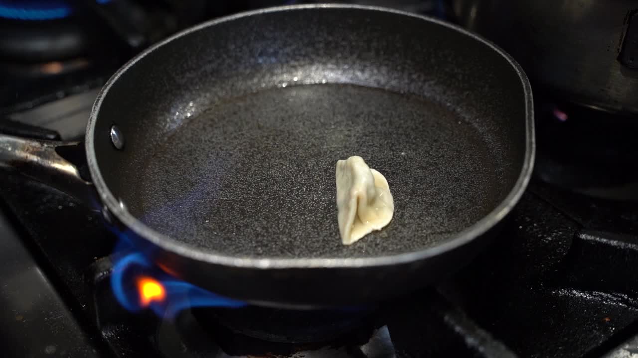 고기로 가득 찬 파스타를 느린 동작으로 조리하는 것