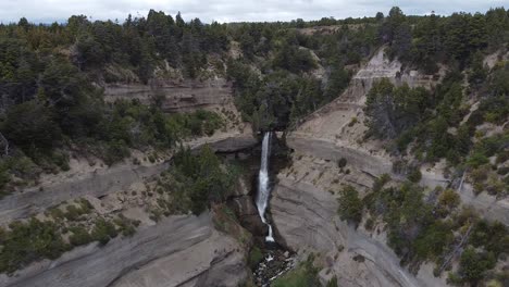 Vista-Aérea-De-La-Grandiosa-Cascada-Y-El-Majestuoso-Paisaje-Natural-Capturado-En-La-Patagonia,-Argentina,-Sudamérica