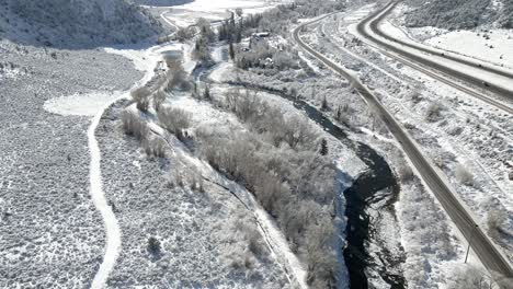 Luftaufnahmen-Entlang-Des-Eagle-River-Mit-Der-Interstate-70-Und-Der-Grand-Army-Of-The-Republic-Highway