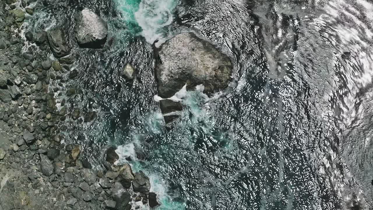 Veduta aerea di acqua e rocce in California vicino alla costa