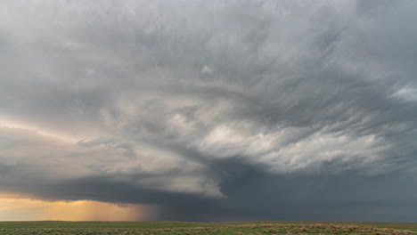 Eine-Gebäude-Superzelle-Erzeugt-Eine-Schelfwolke-Im-Ländlichen-Colorado