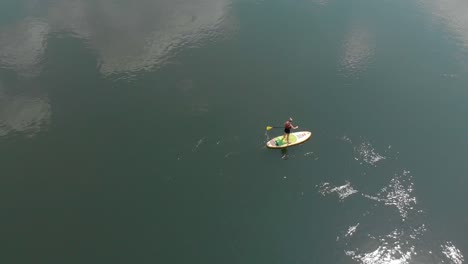 Vista-Aérea-De-Pájaros-De-Una-Mujer-Rubia-En-Una-Tabla-De-Remo-En-El-Río-Nilo