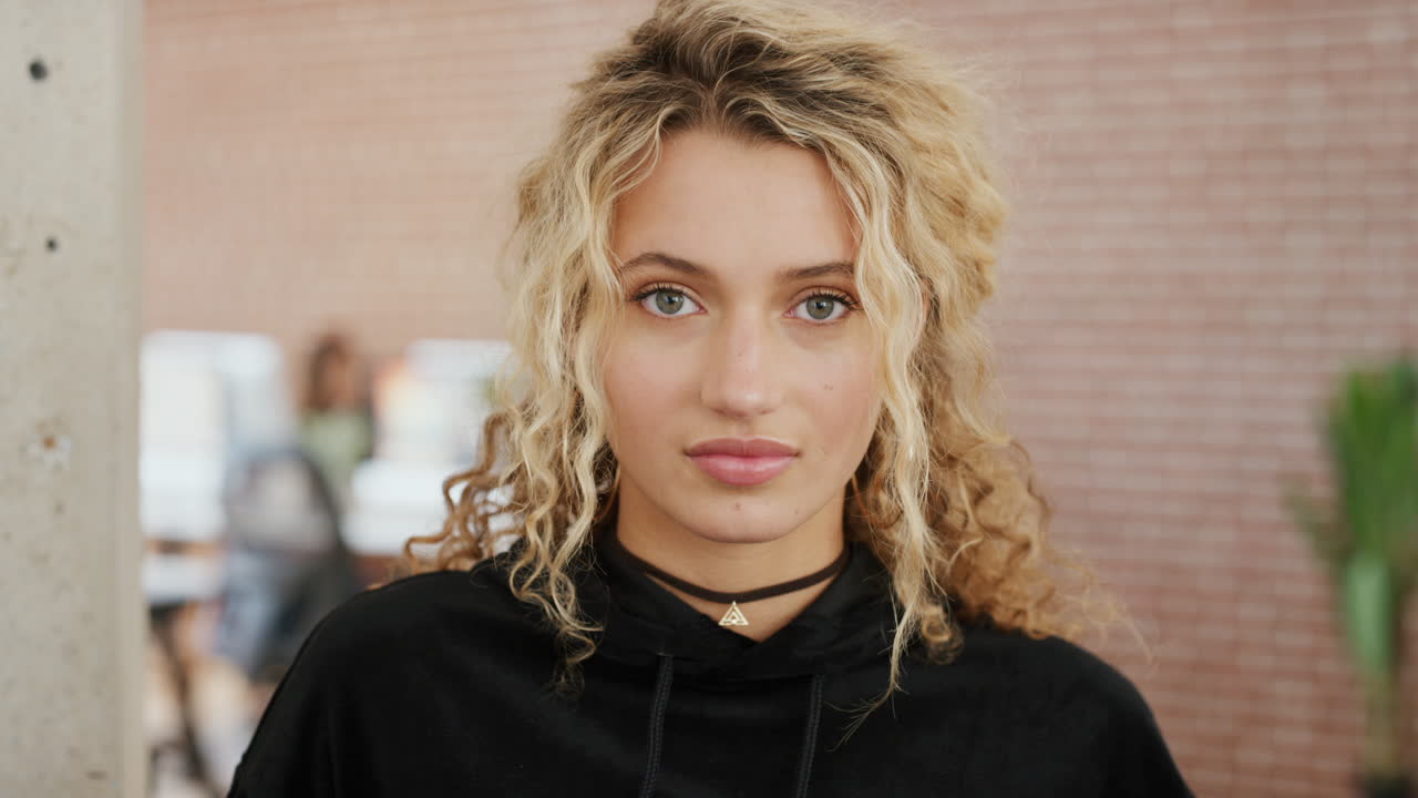 портрет молодой женщины, сотрудница творческого стартапа