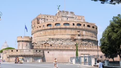 Tourists-around-Castel-Sant’Angelo,-Rome,-Italy