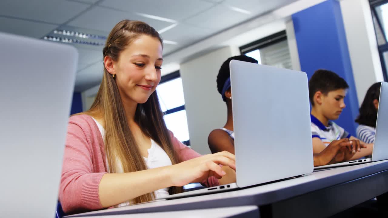 estudiantes que usan computadoras portátiles en el aula
