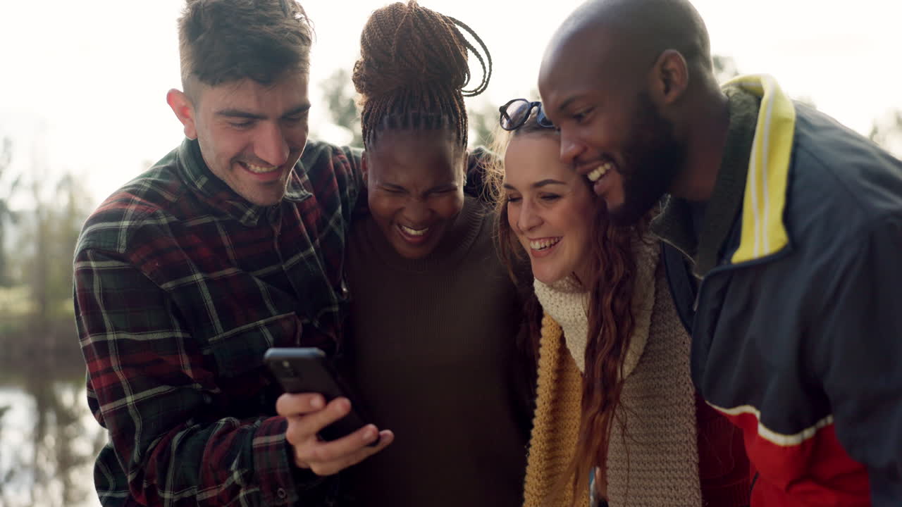 acampar, feliz y amigos chequear selfie en la naturaleza
