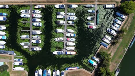 Vertikale-Luftaufnahme-Eines-Jachthafens-Voller-Boote-Und-Lastkähne