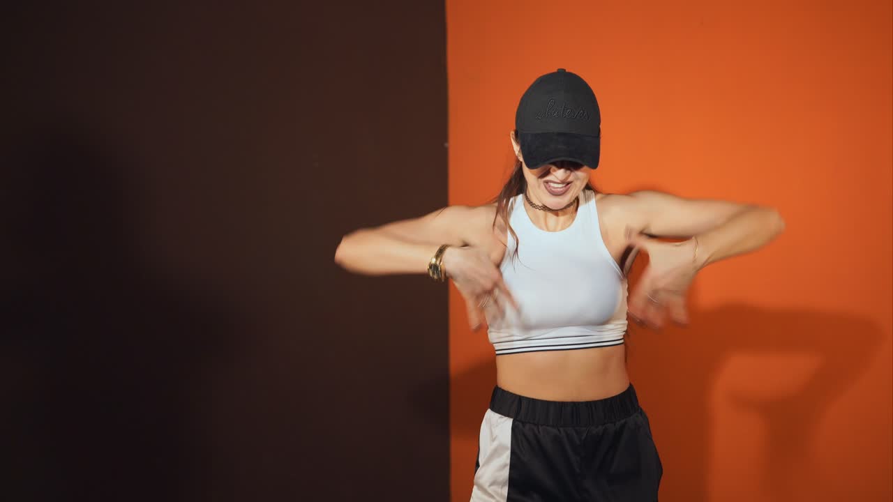 Ung kvinde danser