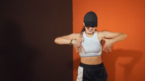 mujer joven bailando