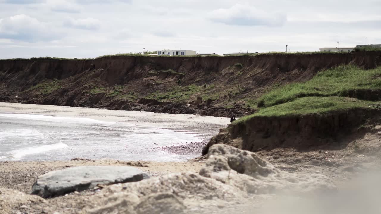 parque de caravanas junto a la playa con algunos remolques cerca del borde