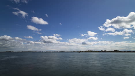 Lapso-De-Tiempo-De-La-Construcción-De-Nubes-Y-Rodando-Sobre-El-Lago-Ontario-En-Toronto