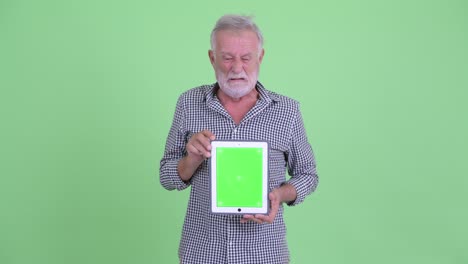 hombre de edad avanzada y guapo con barba.